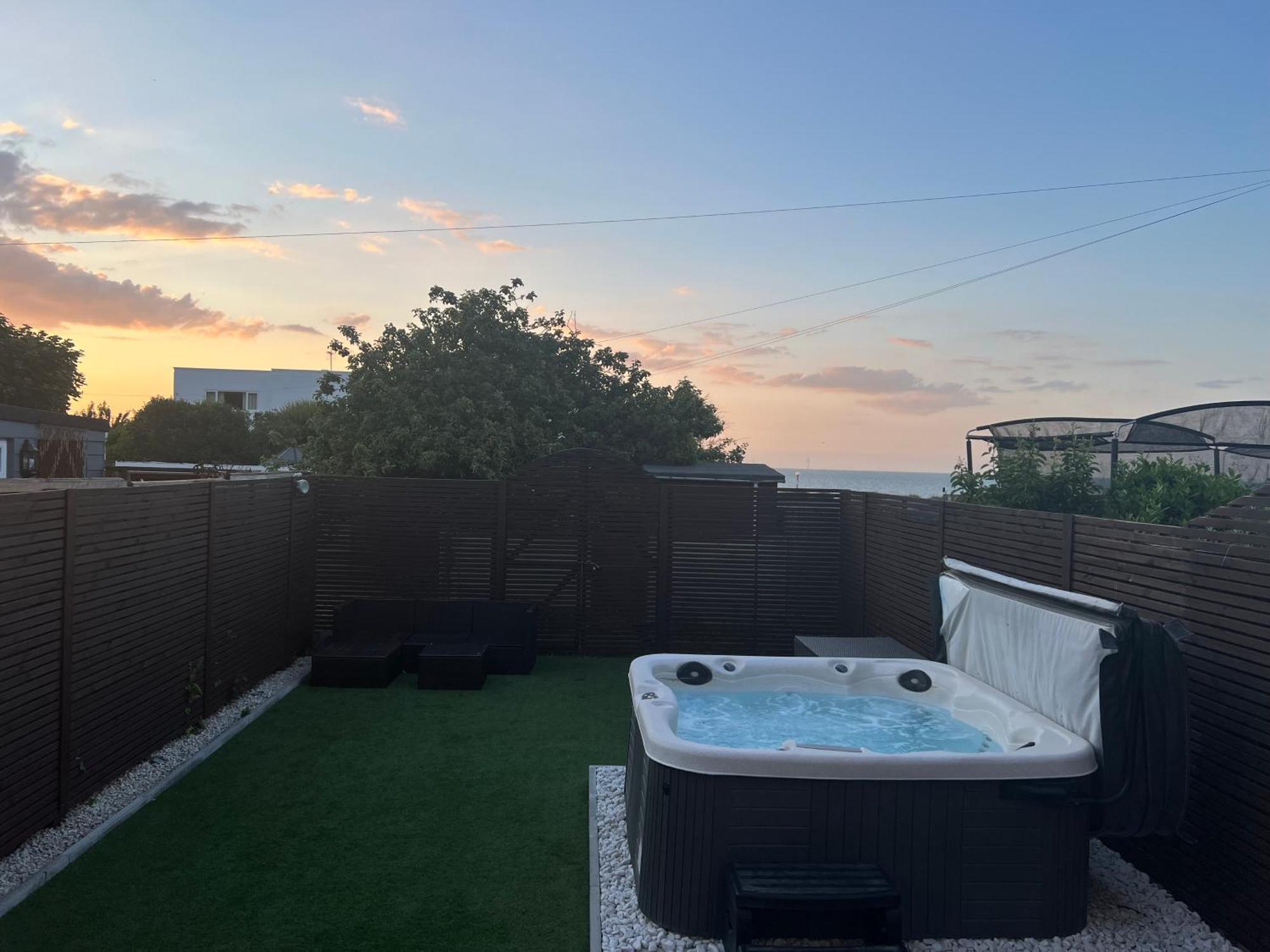 Broadway Beach Home With Hot Tub Херн-Бей Экстерьер фото